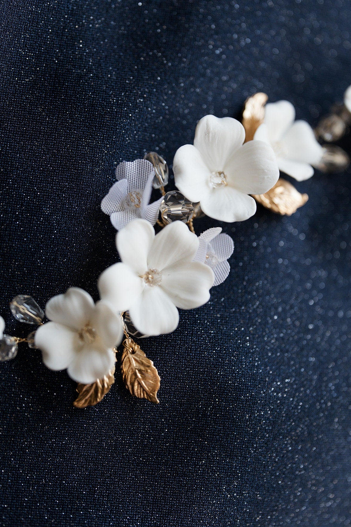 Madlen - Hochzeitshaarteil mit weißen Blumen