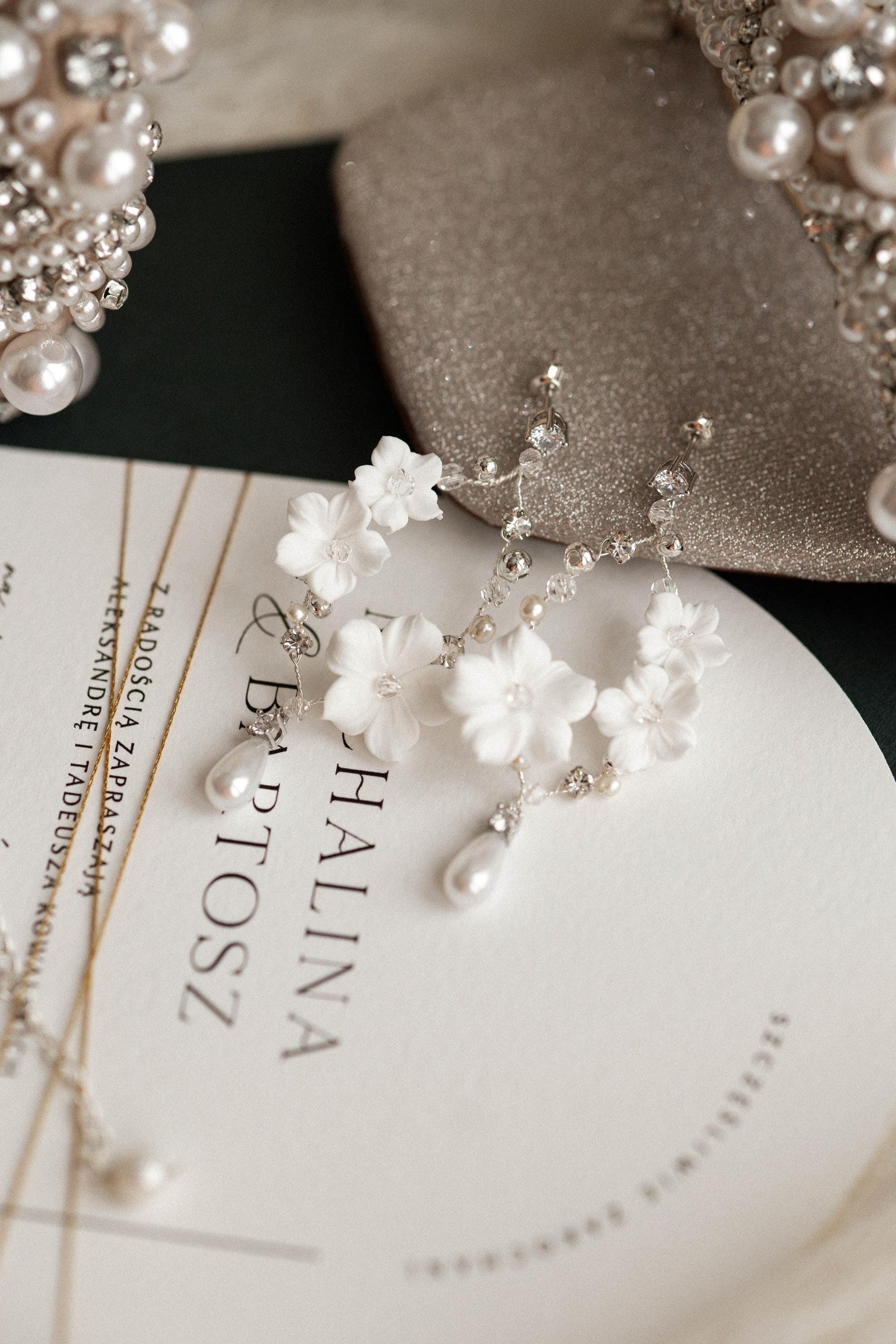 Lidia - Originelle Hochzeitsohrringe mit weißen Blumen