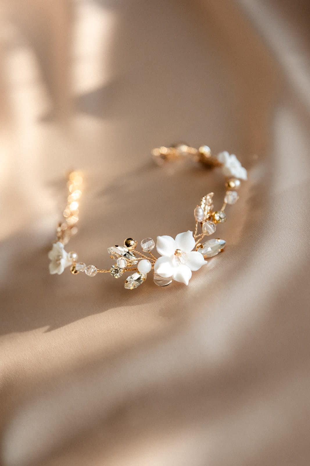 White Sofia - Boho Brautarmband mit Blumen und Kristallen