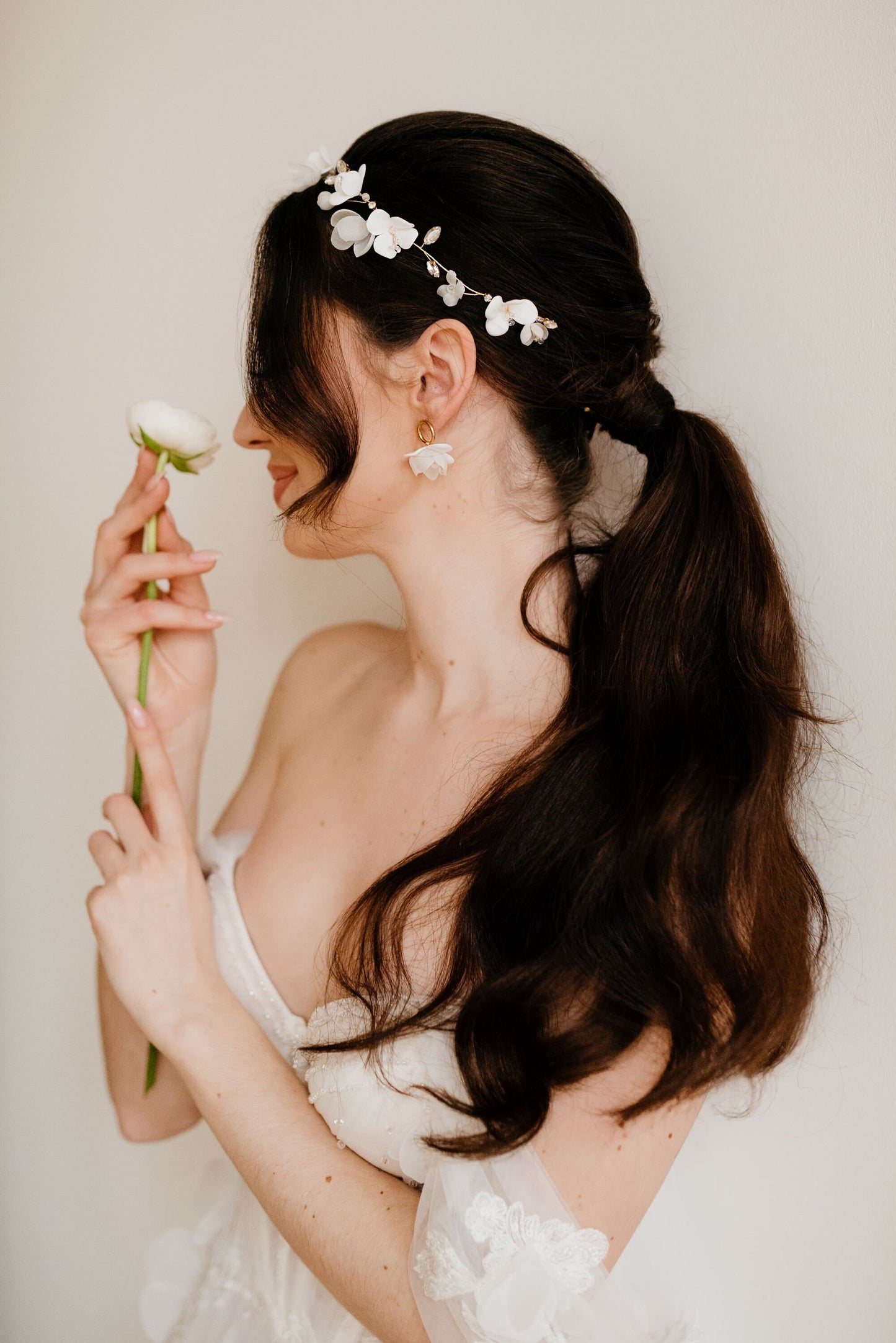 Stella – Brauthaarteil aus Seide und weißen Blumen