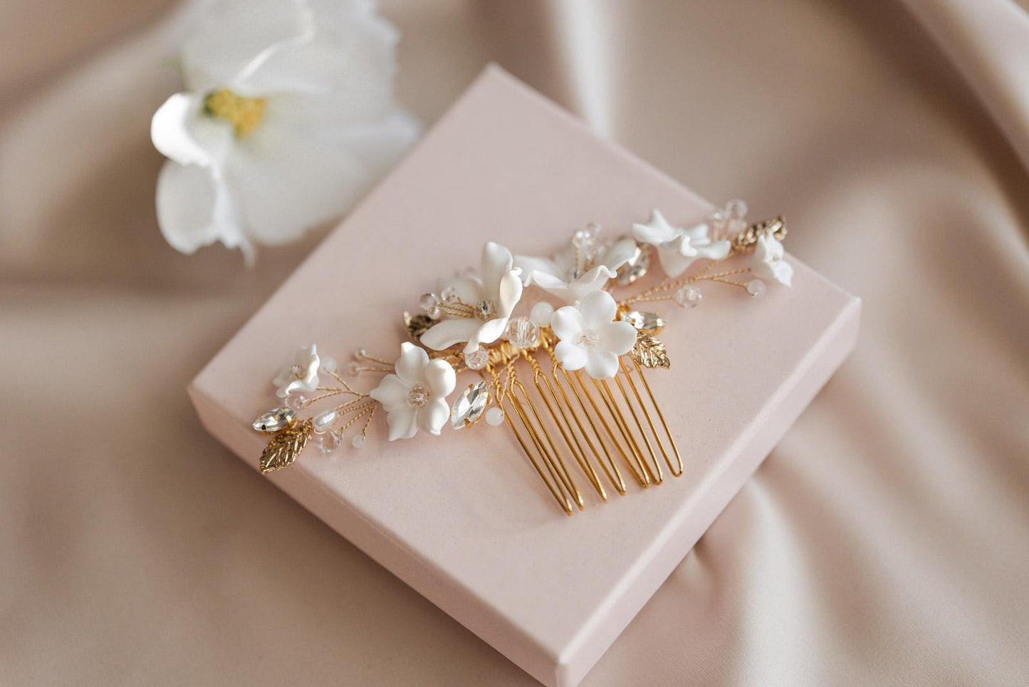 White Sofia – Braut-Haarkamm mit weißen Blumen