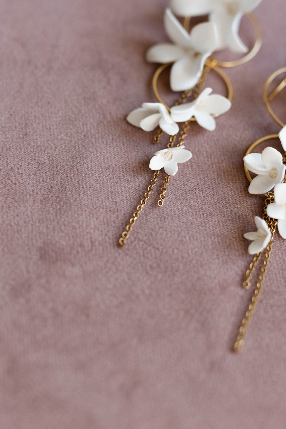 Helen Petite - Lange Hochzeitsohrringe mit Blumen