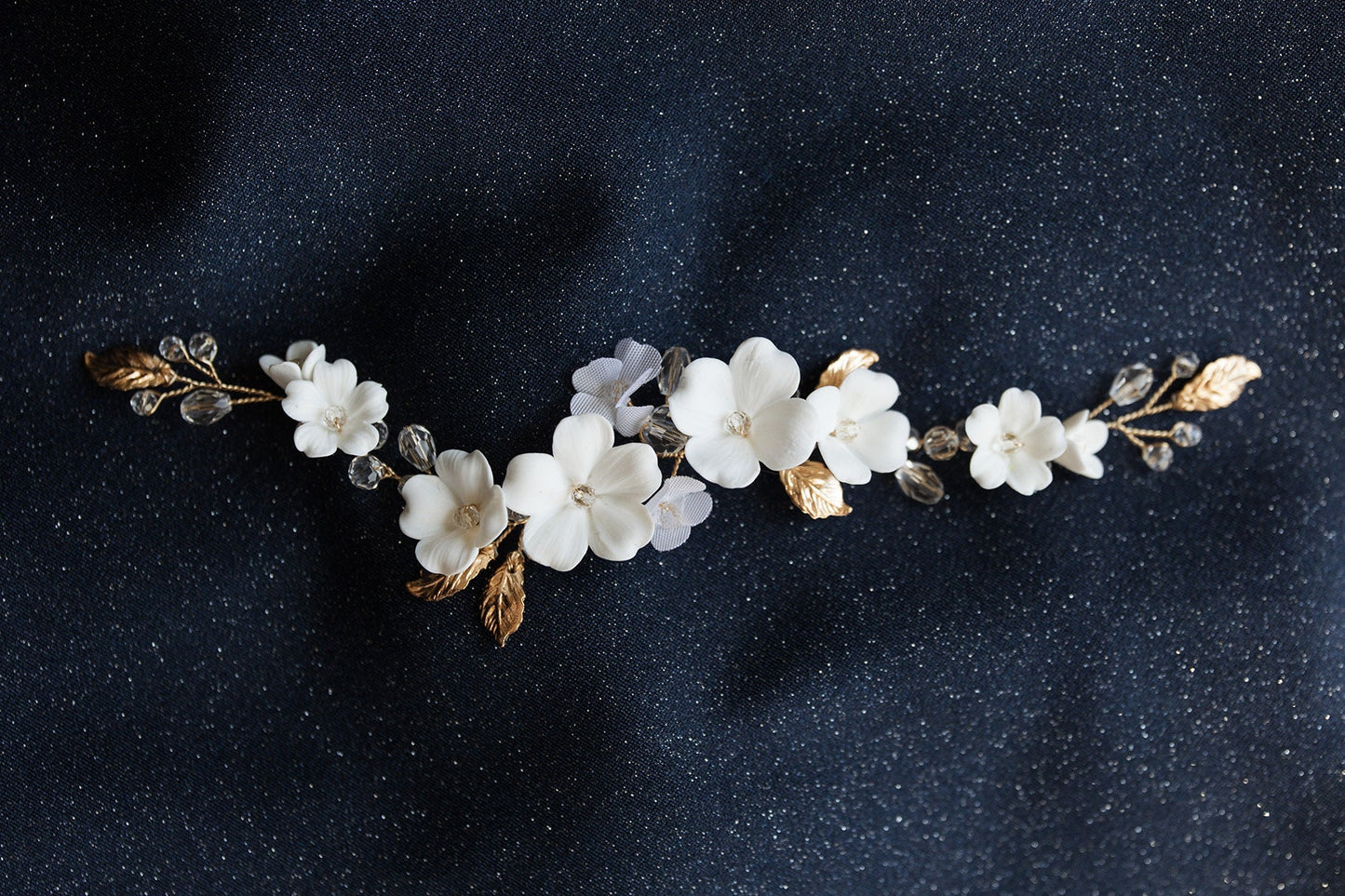 Madlen - Hochzeitshaarteil mit weißen Blumen