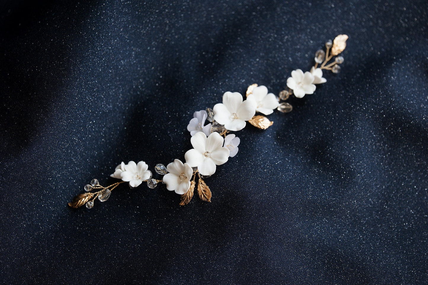 Madlen - Hochzeitshaarteil mit weißen Blumen