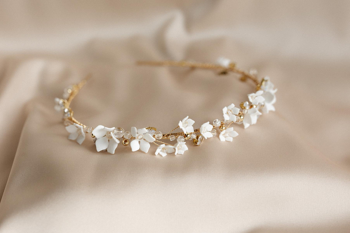 Agnes - Magisches Stirnband voller Blumen und Zirkonen