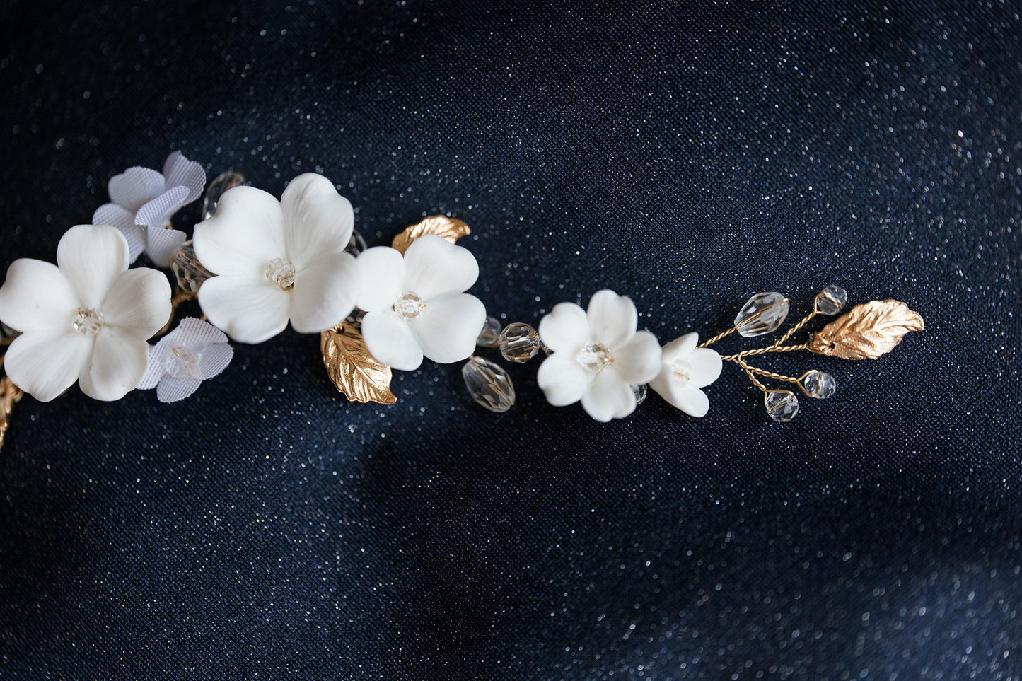 Madlen - Hochzeitshaarteil mit weißen Blumen