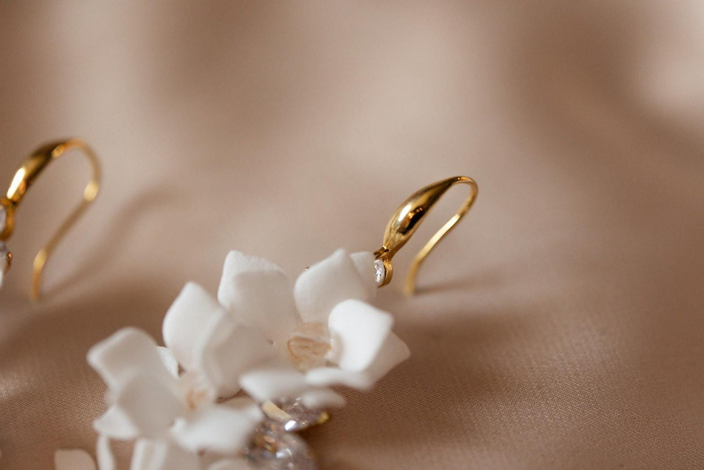 Agnes - Leichte Hochzeitsohrringe mit weißen Blumen und Zirkonen