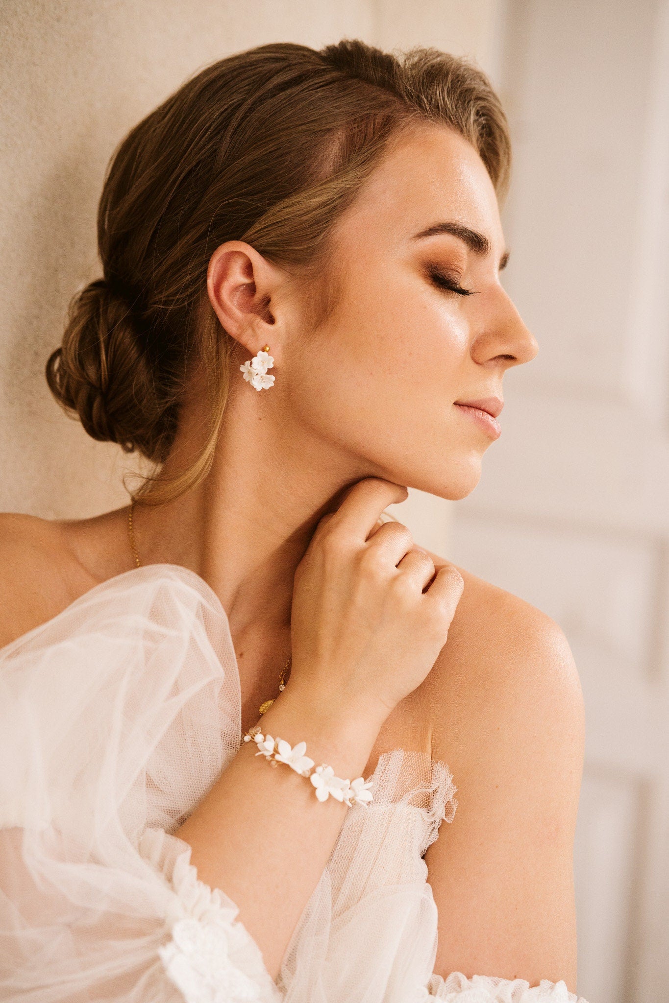 Mini Florentyna - Mini-Hochzeitsohrringe mit weißen Blumen