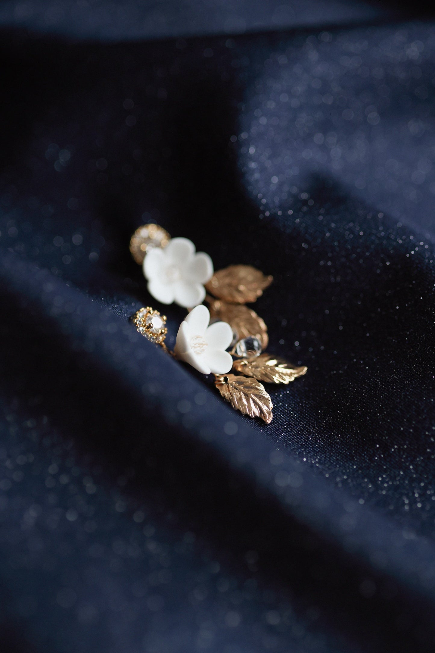 Adeline - kleiner Hochzeitsohrring mit Blättern und Blumen