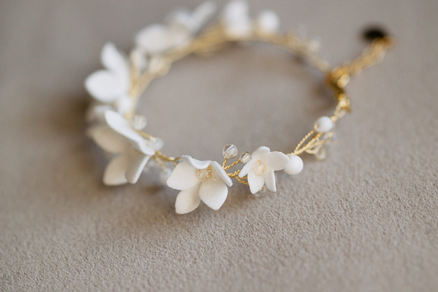 Hochzeitsschmuckset mit Blumenohrringen und Armband