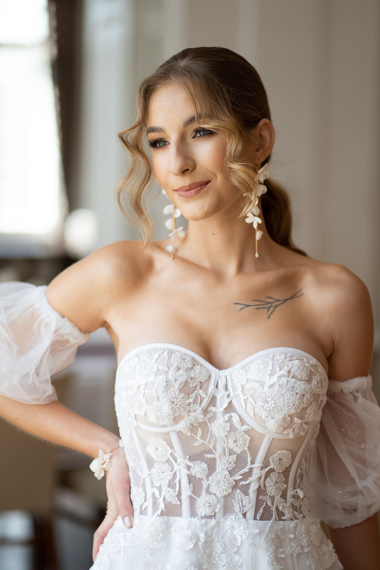 Stella – Hochzeitsohrringe mit weißen und Seidenblumen
