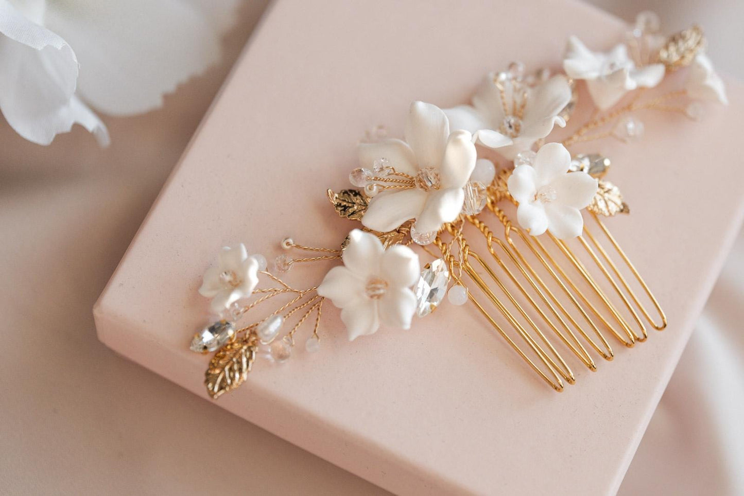 White Sofia – Braut-Haarkamm mit weißen Blumen