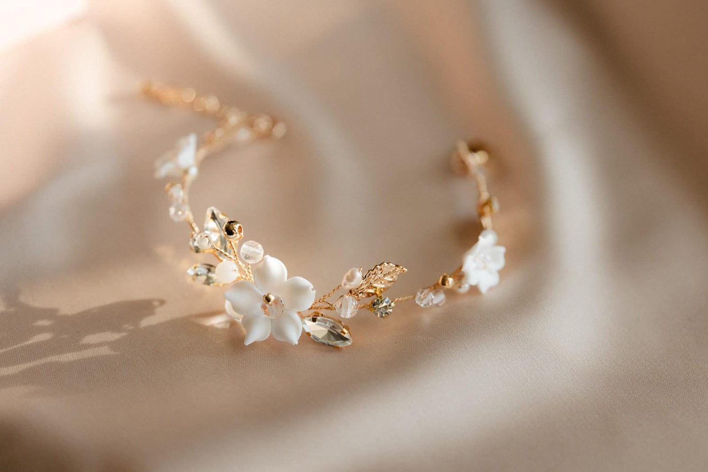 White Sofia - Boho Brautarmband mit Blumen und Kristallen