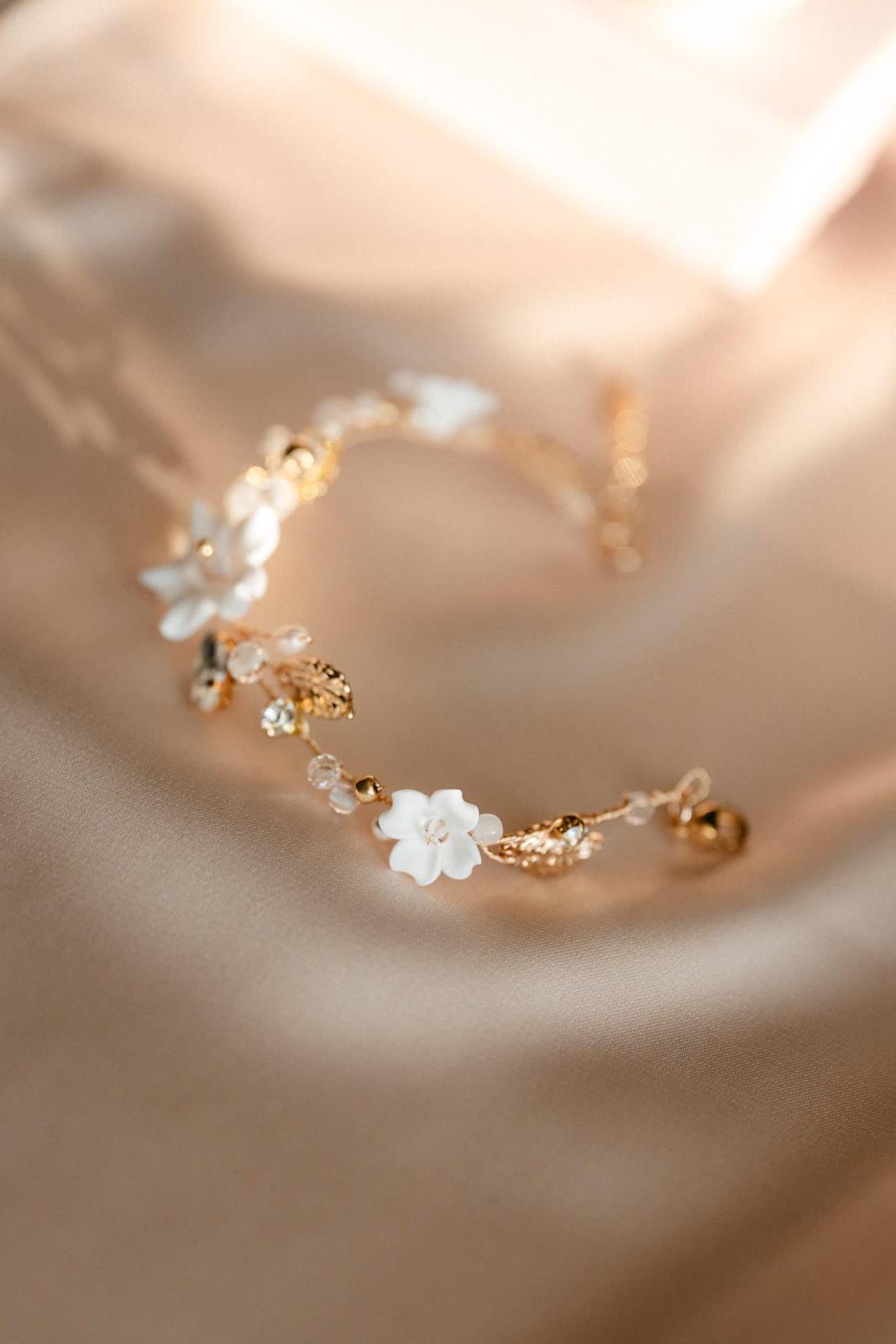 White Sofia - Boho Brautarmband mit Blumen und Kristallen
