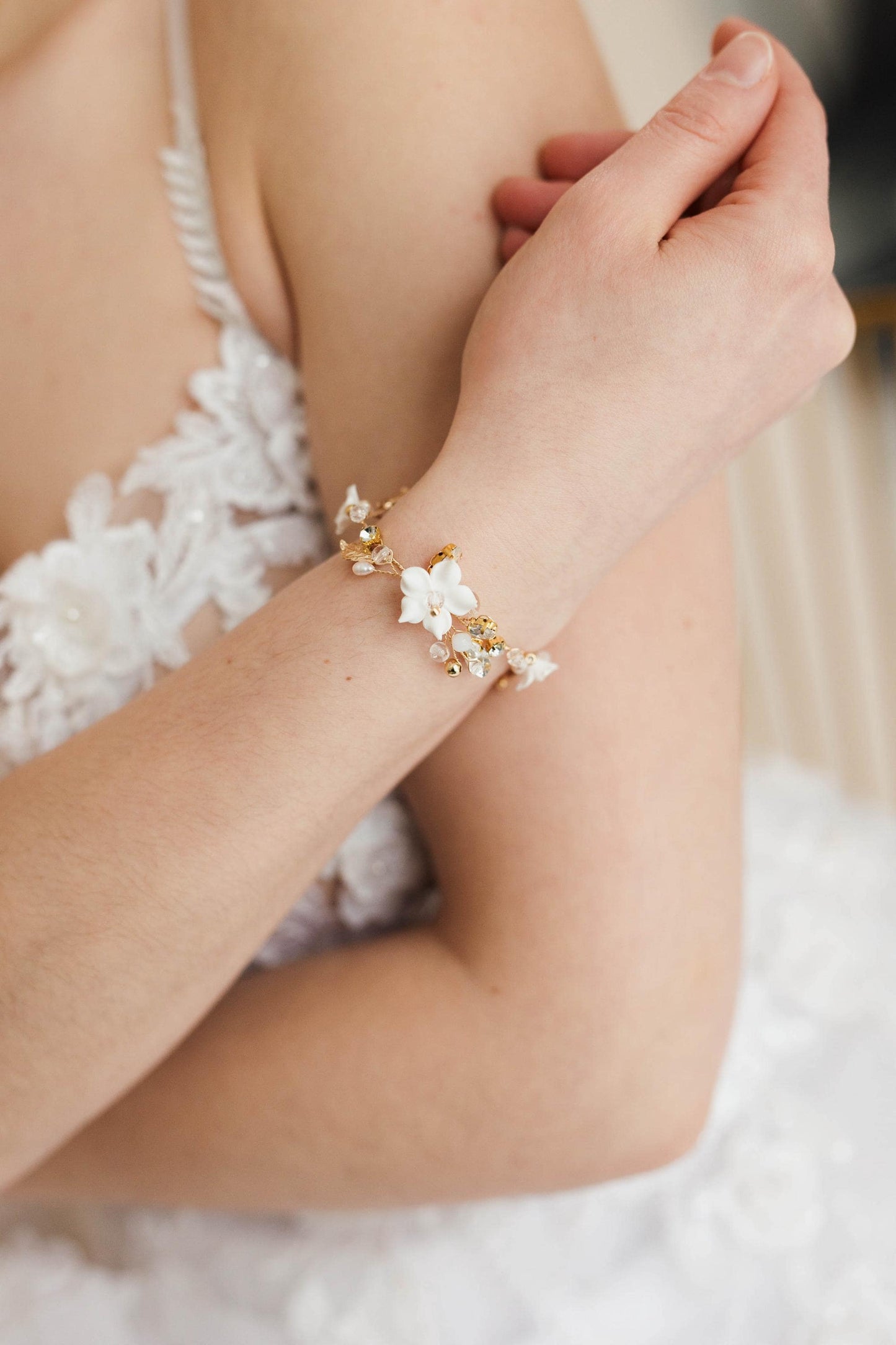 White Sofia - Boho Brautarmband mit Blumen und Kristallen
