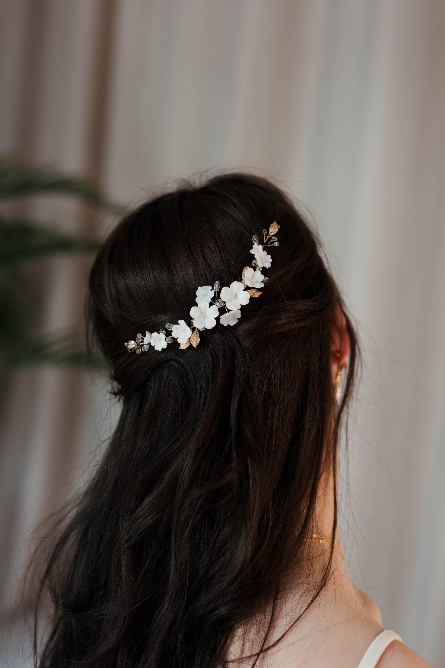 Madlen - Hochzeitshaarteil mit weißen Blumen