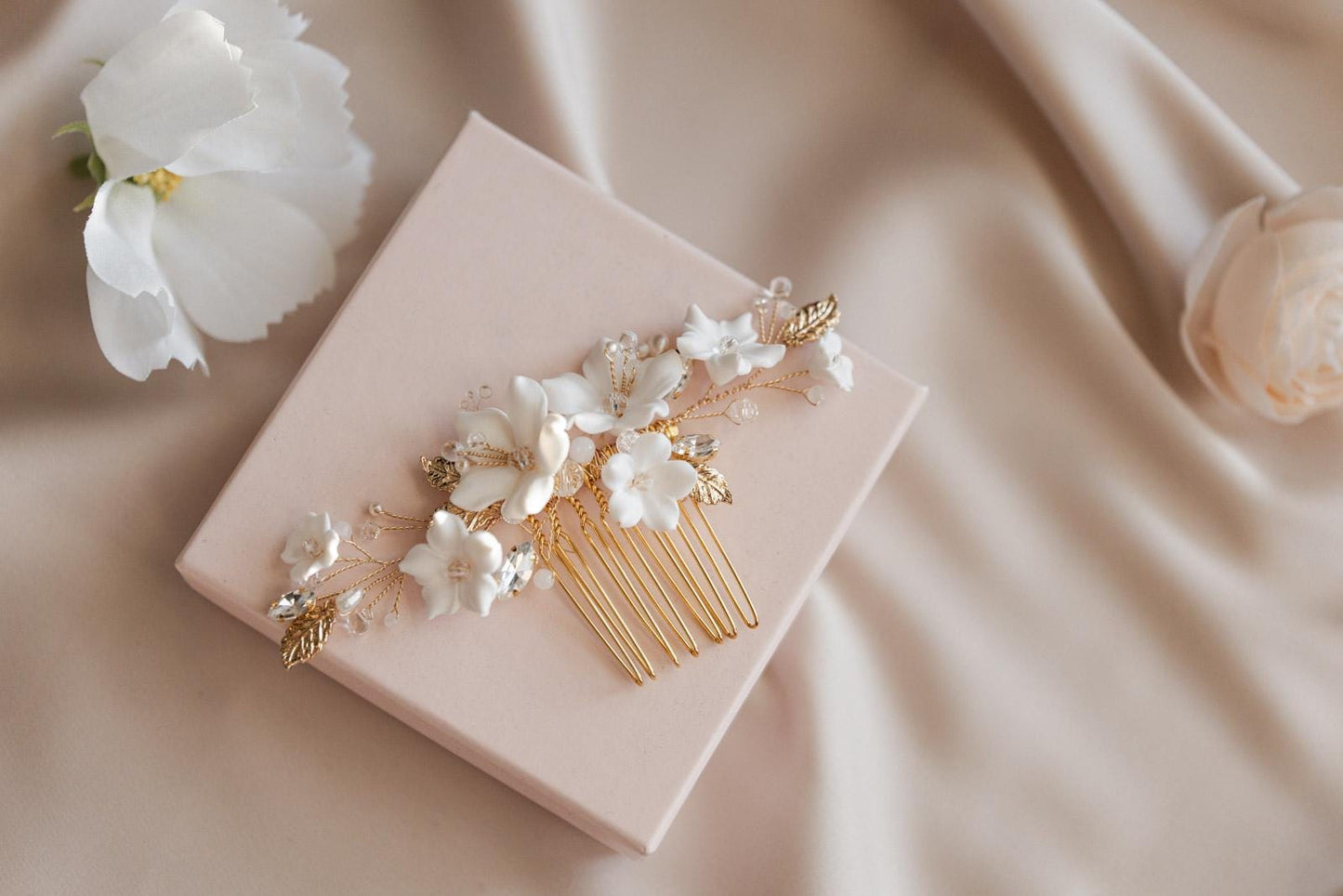 White Sofia – Braut-Haarkamm mit weißen Blumen