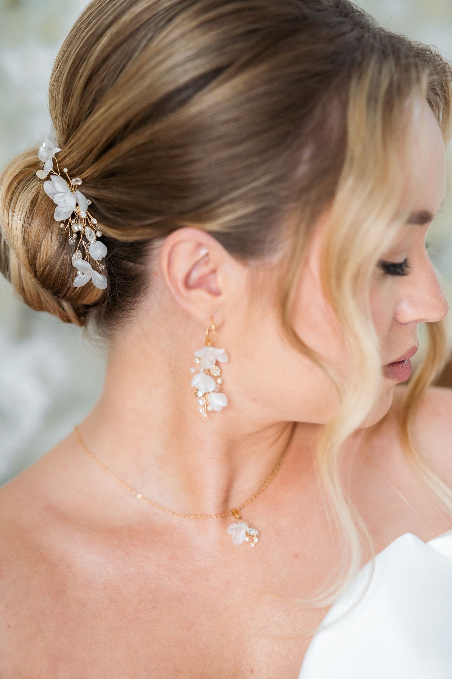 Grace - Blumen Hochzeitsohrringe mit Perlen