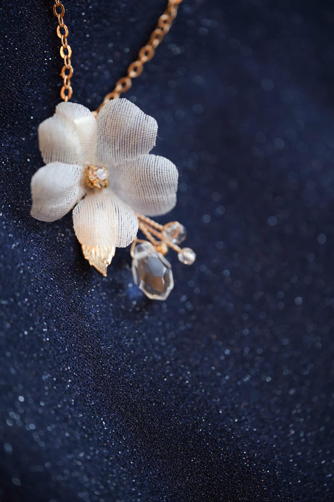 Adoria - Bezaubernde Hochzeitskette mit Seidenblumen, Brautkette, zierliche Hochzeitskette, Hochzeitsschmuck, Schmuck für Bräute