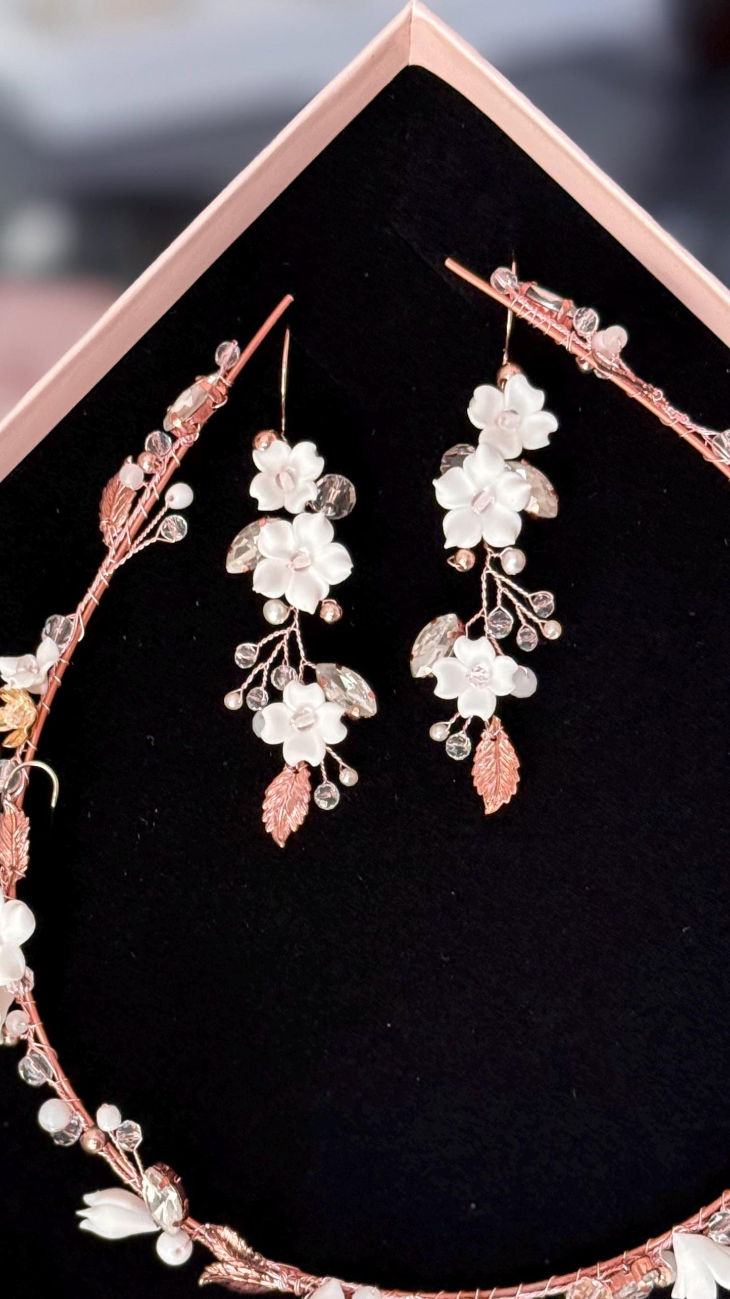 White Sofia - Brautohrringe mit weißen Blumen