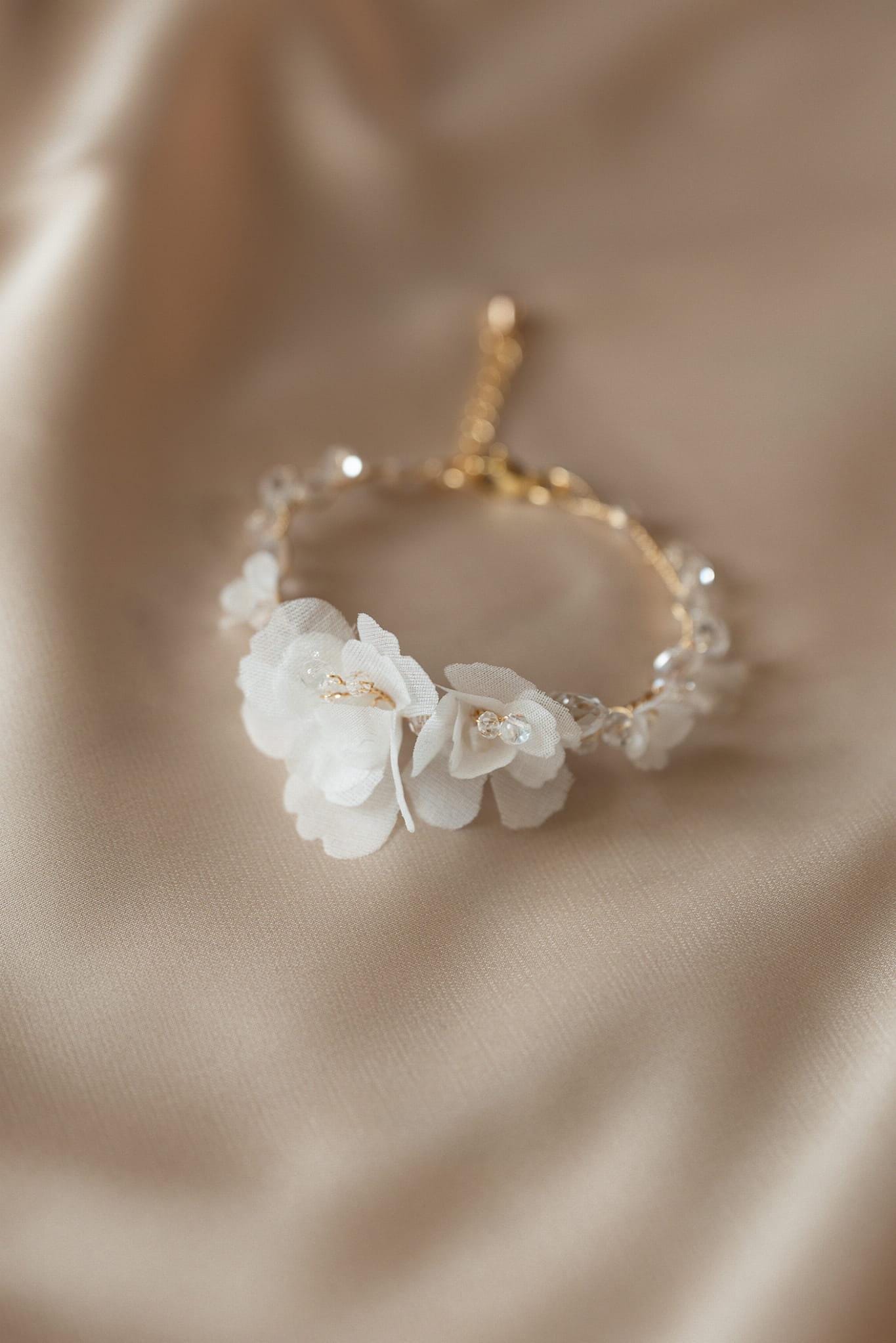 Joline - Seidenblumenarmband mit transparenten Kristallen