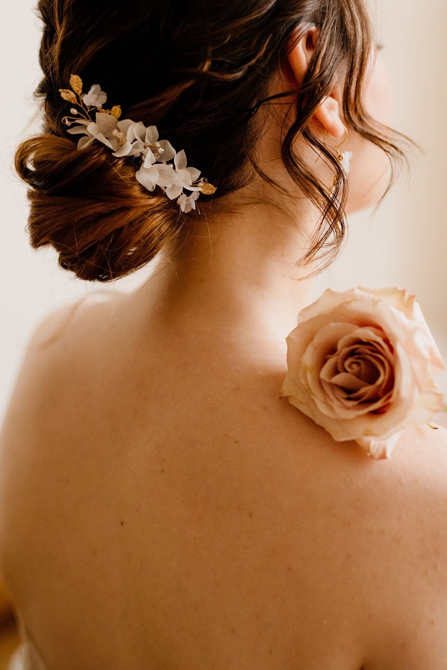 Sofia - Hochzeitshaarkamm mit Seidenblumen und Blättern