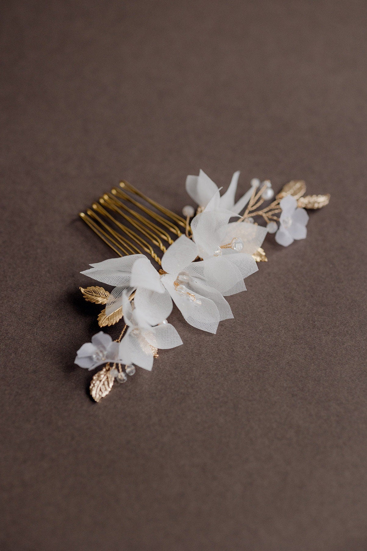Sofia - Hochzeitshaarkamm mit Seidenblumen und Blättern