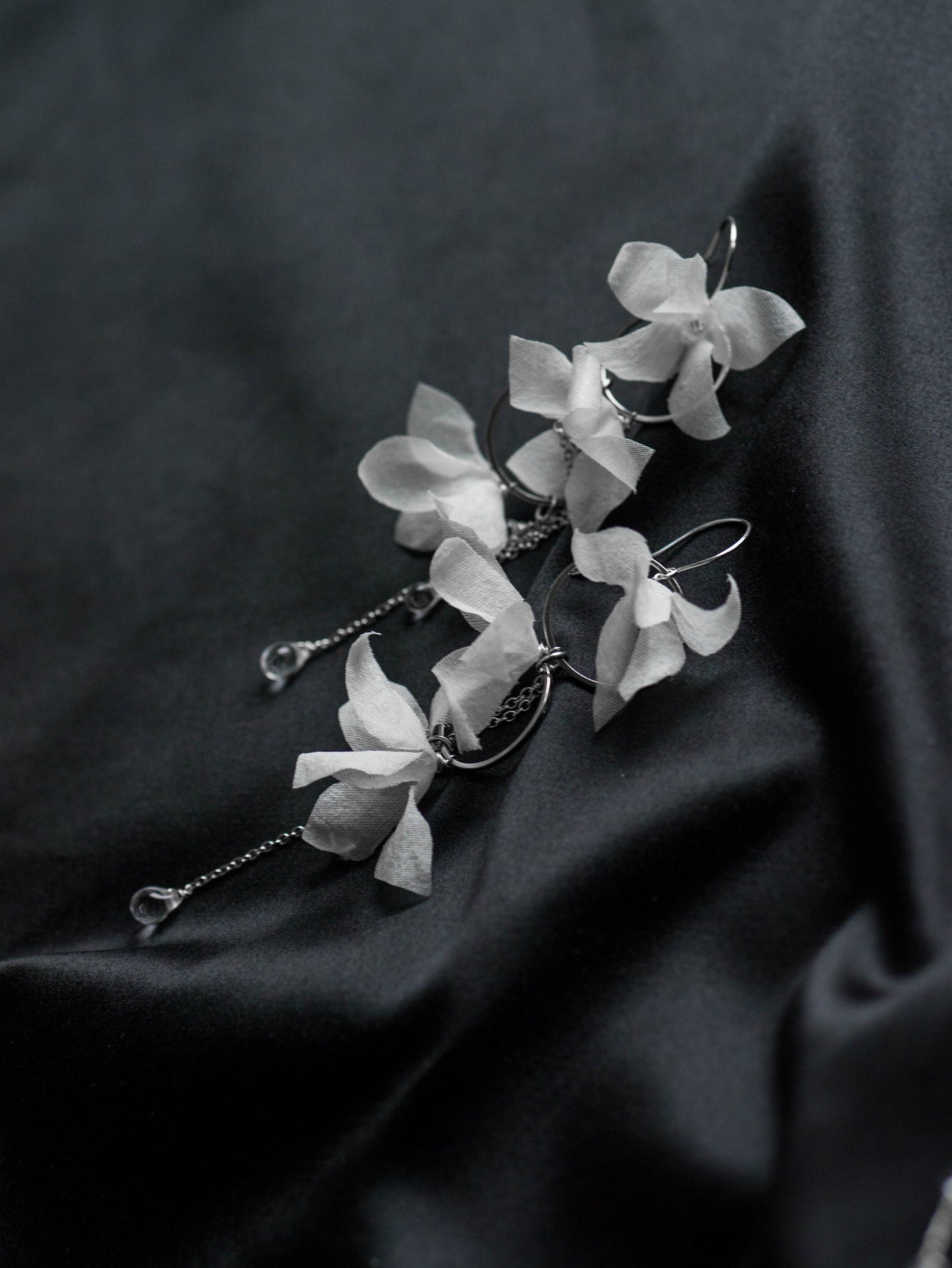 Helen Mist – Hochzeitsohrringe mit Seidenblumen