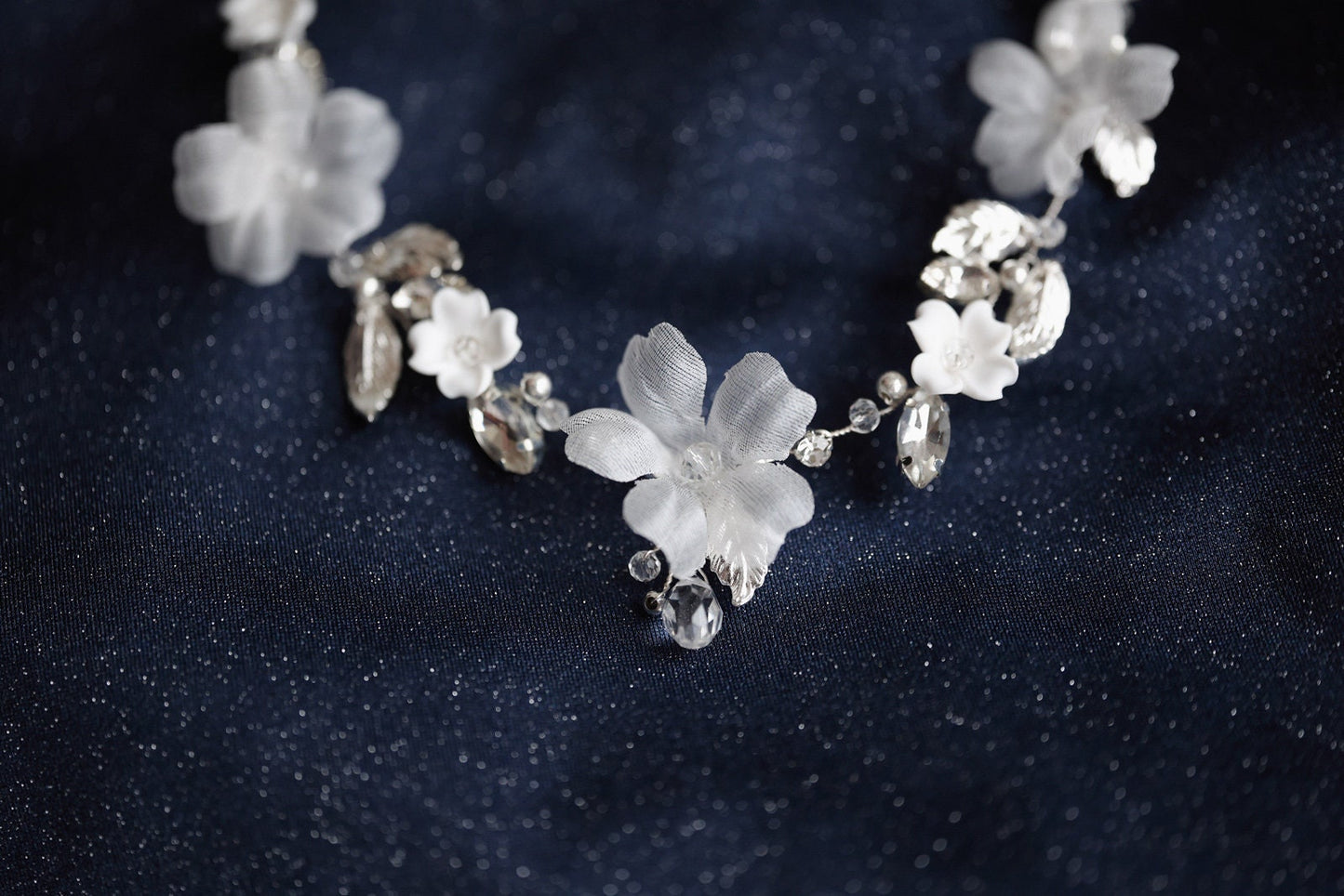 Adoria - Hochzeitshalsband aus Seidenblumen