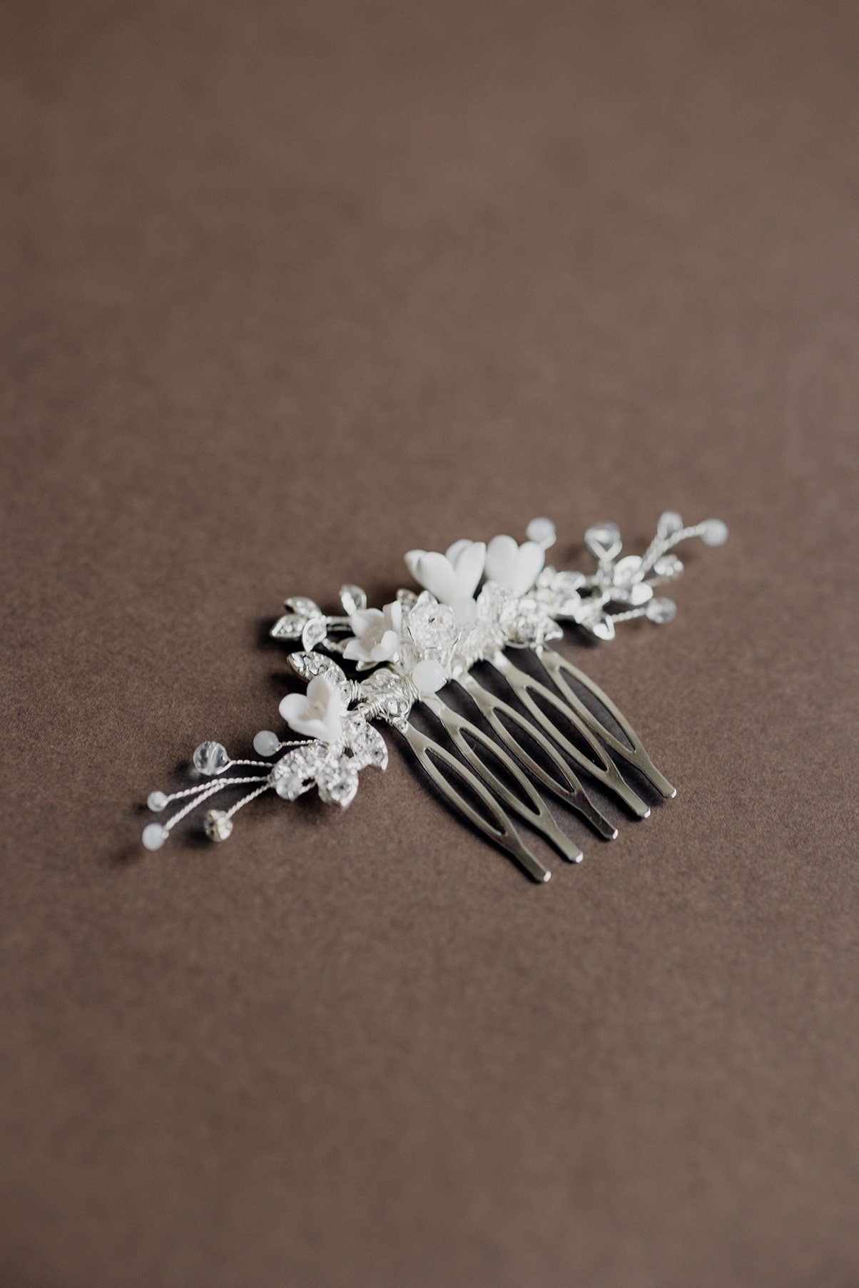 Harper - Braut-Haarkamm mit Strasssteinen und Blumen