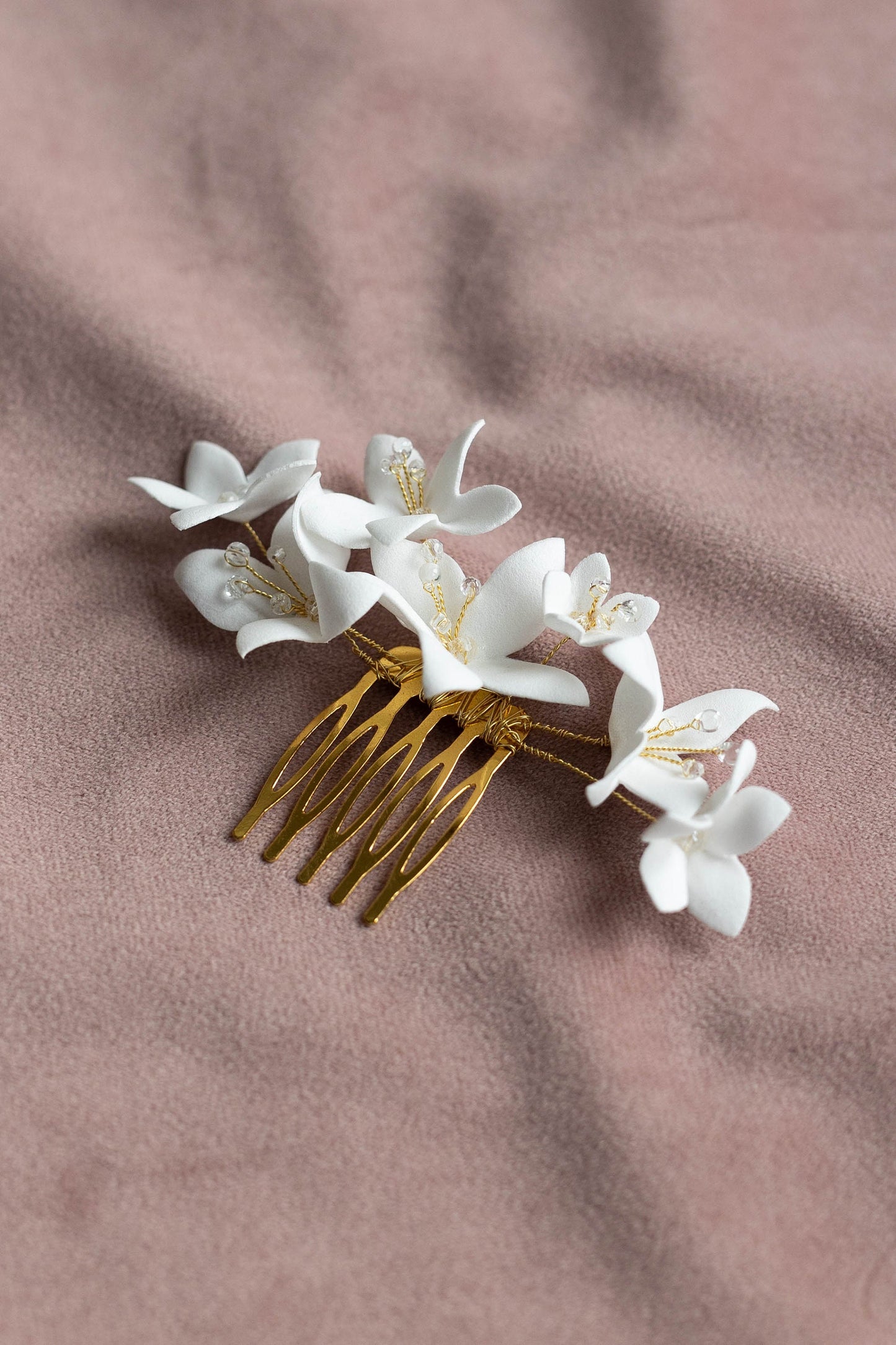 Helen Petite – Hochzeits-Haarkamm mit weißen Blumen