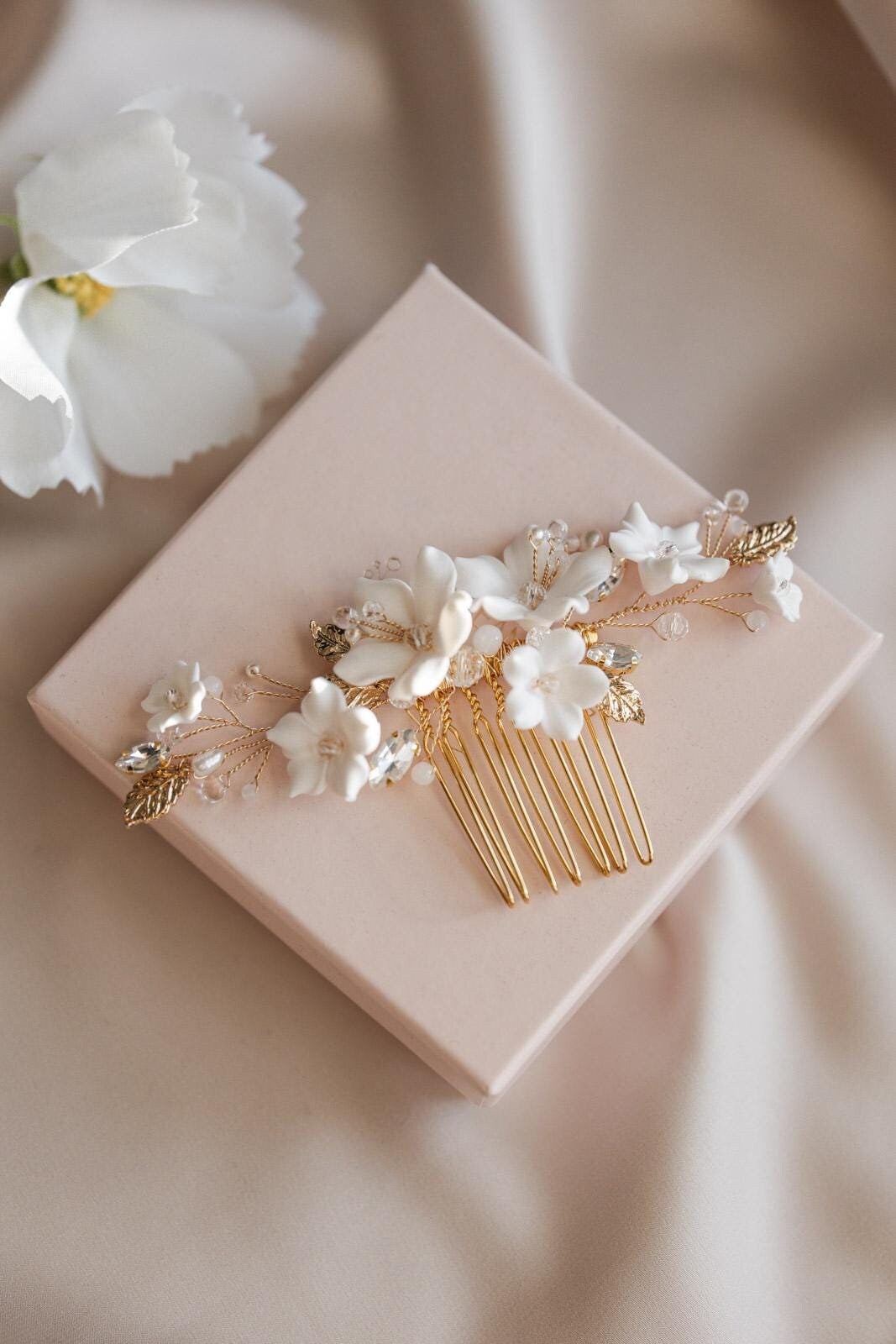 White Sofia – Braut-Haarkamm mit weißen Blumen
