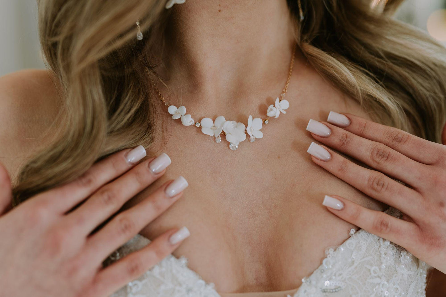 Nicoletta – Romantische Hochzeitskette mit Blumen und Strasssteinen