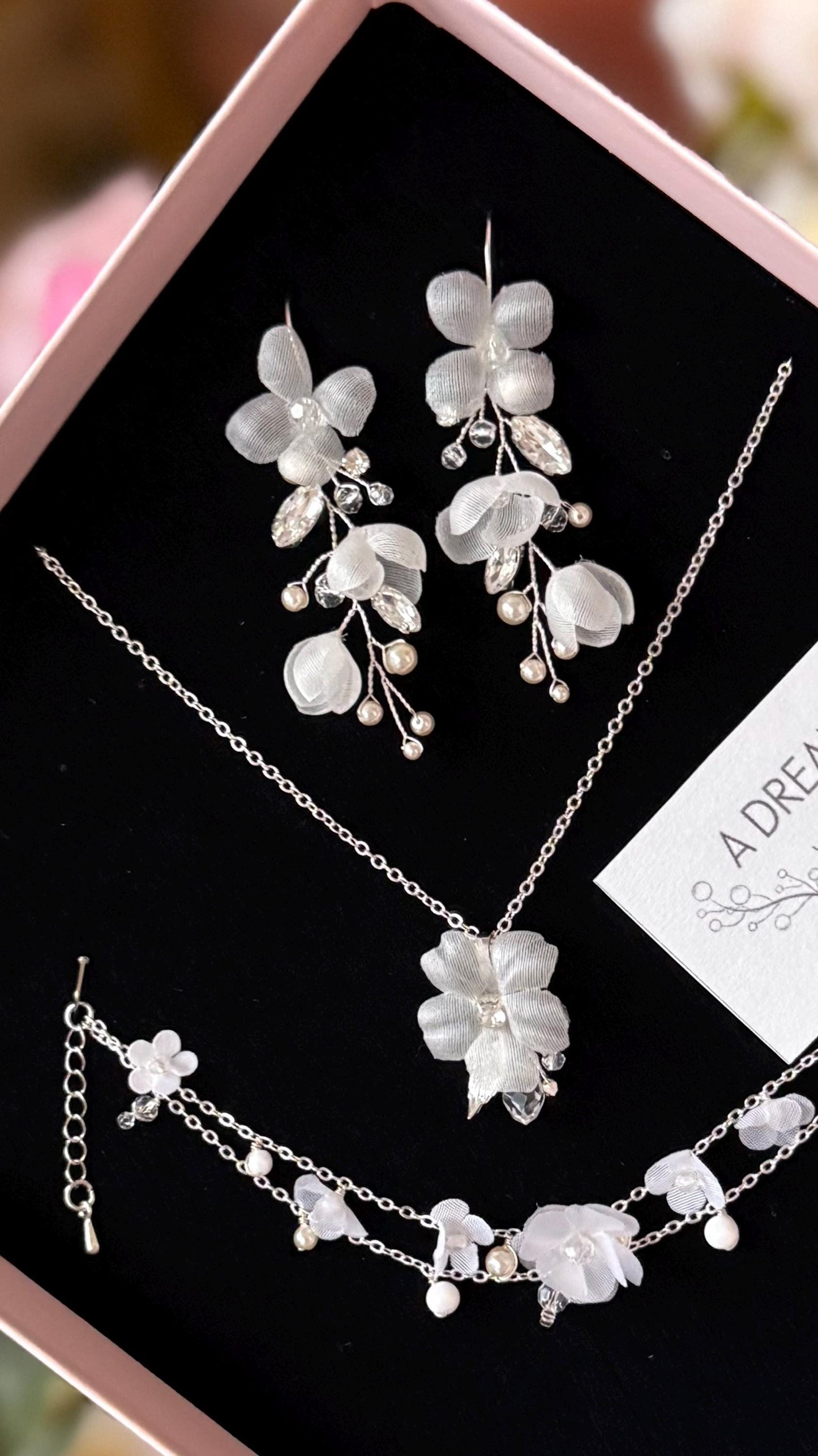 Adoria - Bezaubernde Hochzeitskette mit Seidenblumen, Brautkette, zierliche Hochzeitskette, Hochzeitsschmuck, Schmuck für Bräute