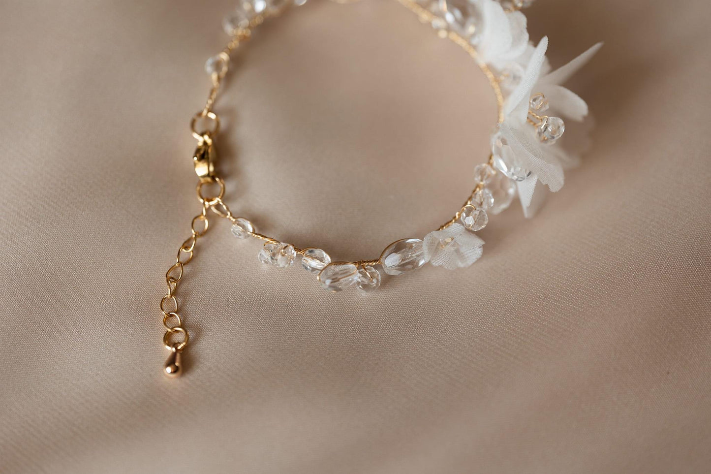 Joline - Seidenblumenarmband mit transparenten Kristallen