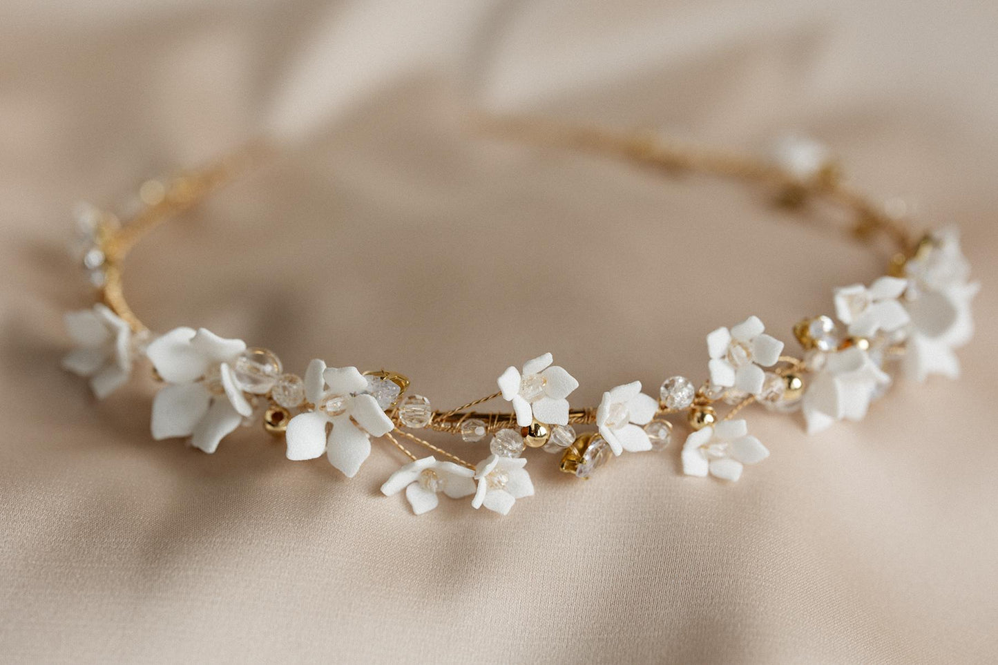 Agnes - Magisches Stirnband voller Blumen und Zirkonen