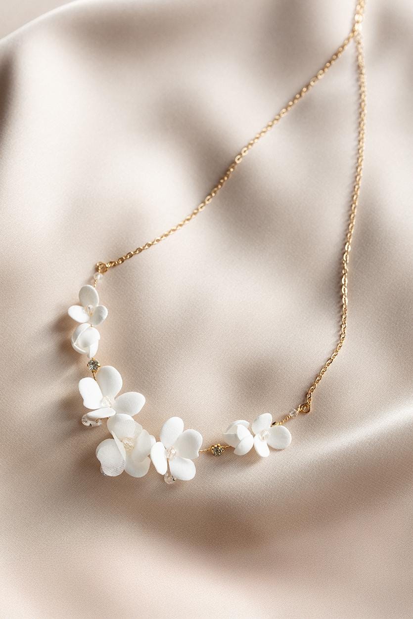 Nicoletta – Romantische Hochzeitskette mit Blumen und Strasssteinen