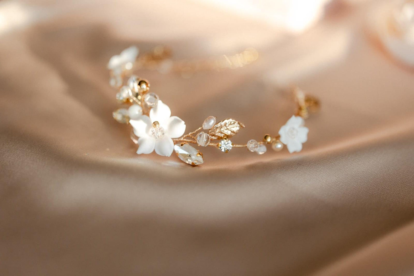 White Sofia - Boho Brautarmband mit Blumen und Kristallen