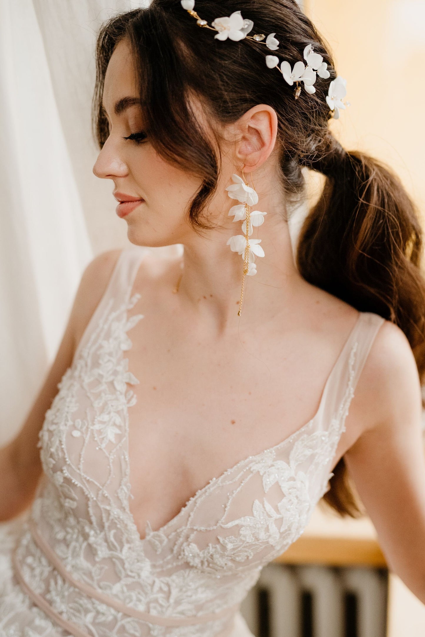 Stella – Hochzeitsohrringe mit weißen und Seidenblumen