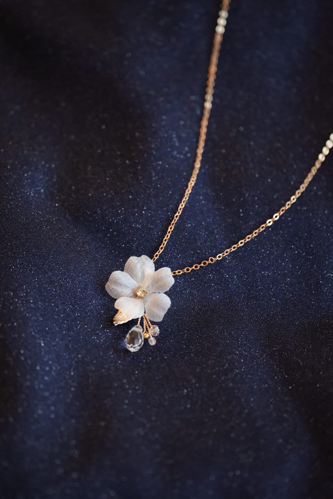 Adoria - Bezaubernde Hochzeitskette mit Seidenblumen, Brautkette, zierliche Hochzeitskette, Hochzeitsschmuck, Schmuck für Bräute