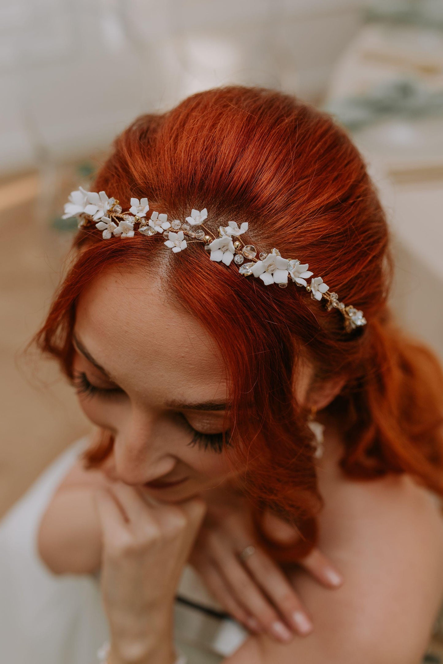 Agnes - Magisches Stirnband voller Blumen und Zirkonen