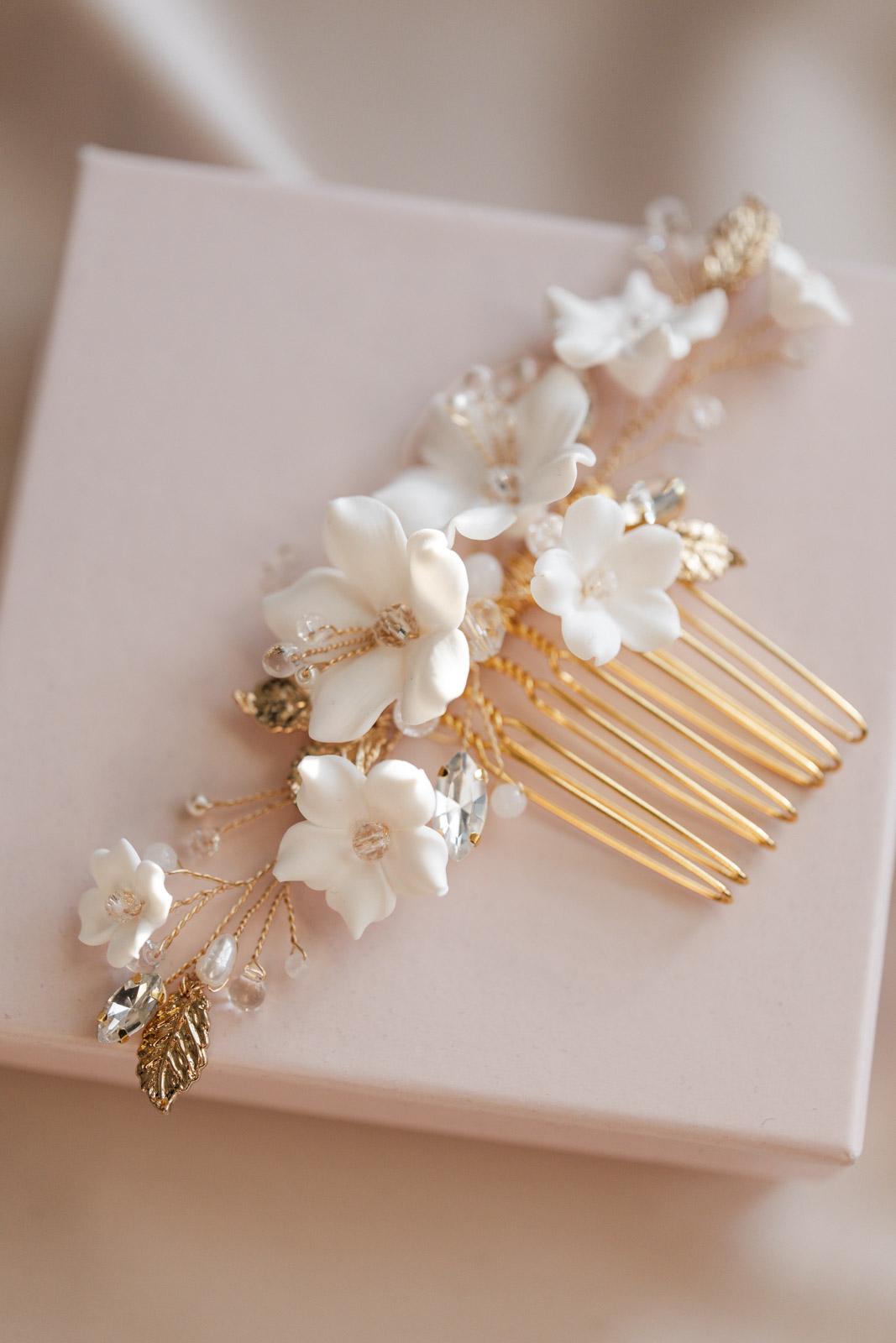 White Sofia – Braut-Haarkamm mit weißen Blumen