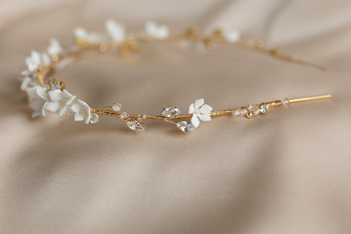 Agnes - Magisches Stirnband voller Blumen und Zirkonen