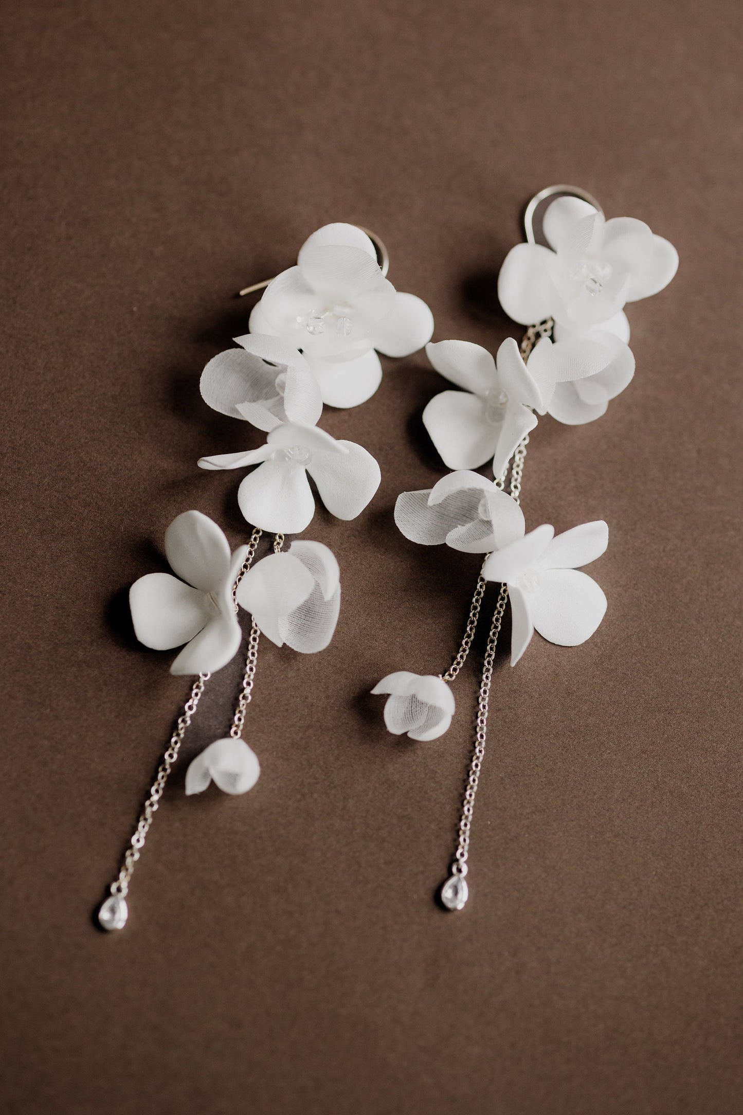 Stella – Hochzeitsohrringe mit weißen und Seidenblumen