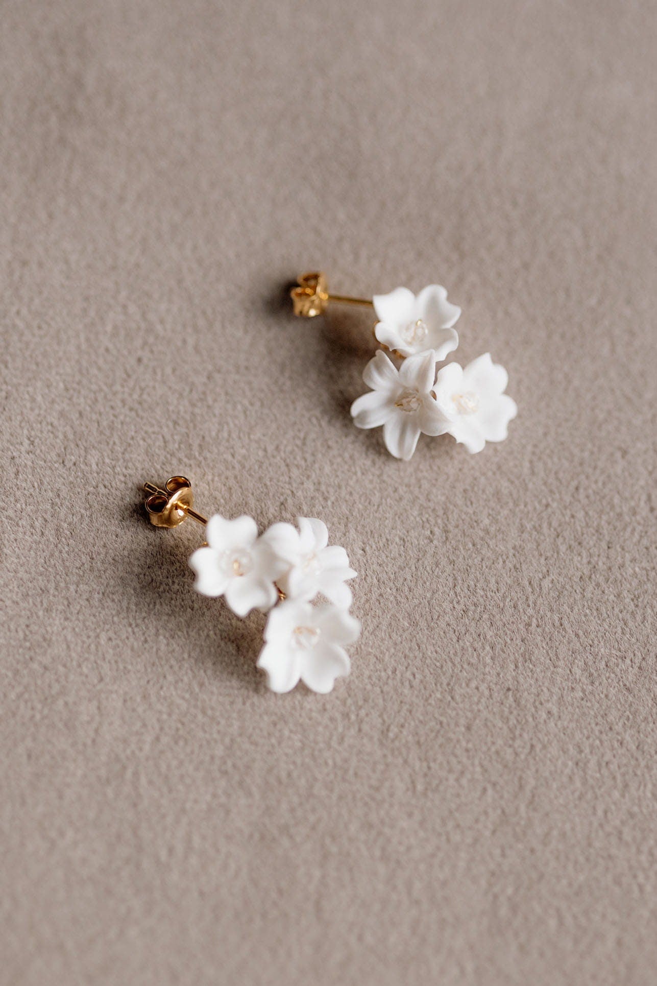 Mini Florentyna - Mini-Hochzeitsohrringe mit weißen Blumen