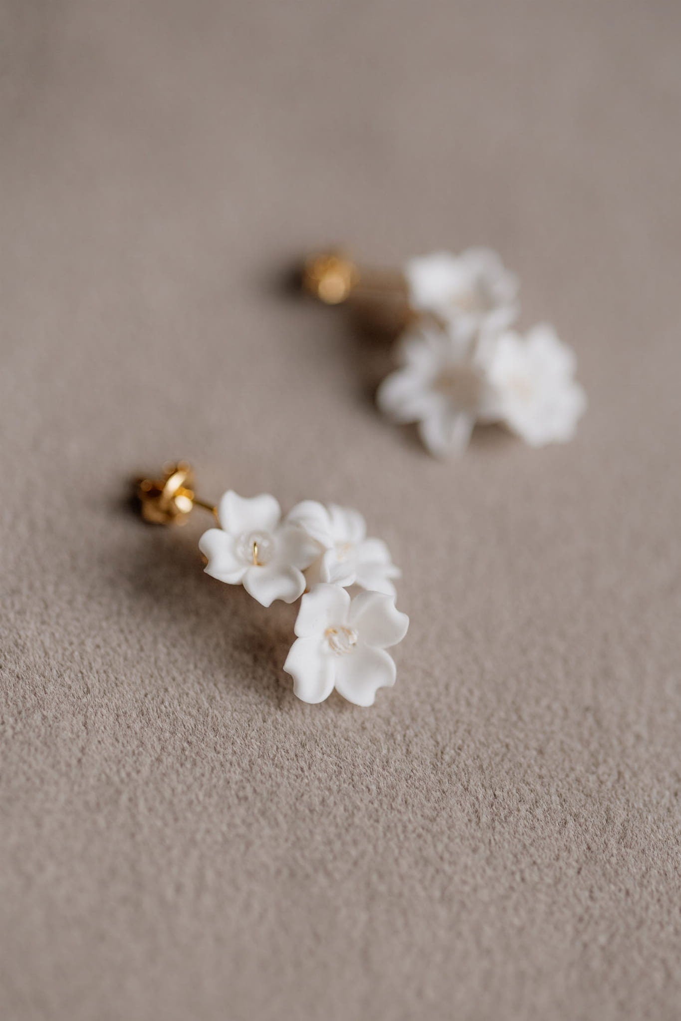 Mini Florentyna - Mini-Hochzeitsohrringe mit weißen Blumen