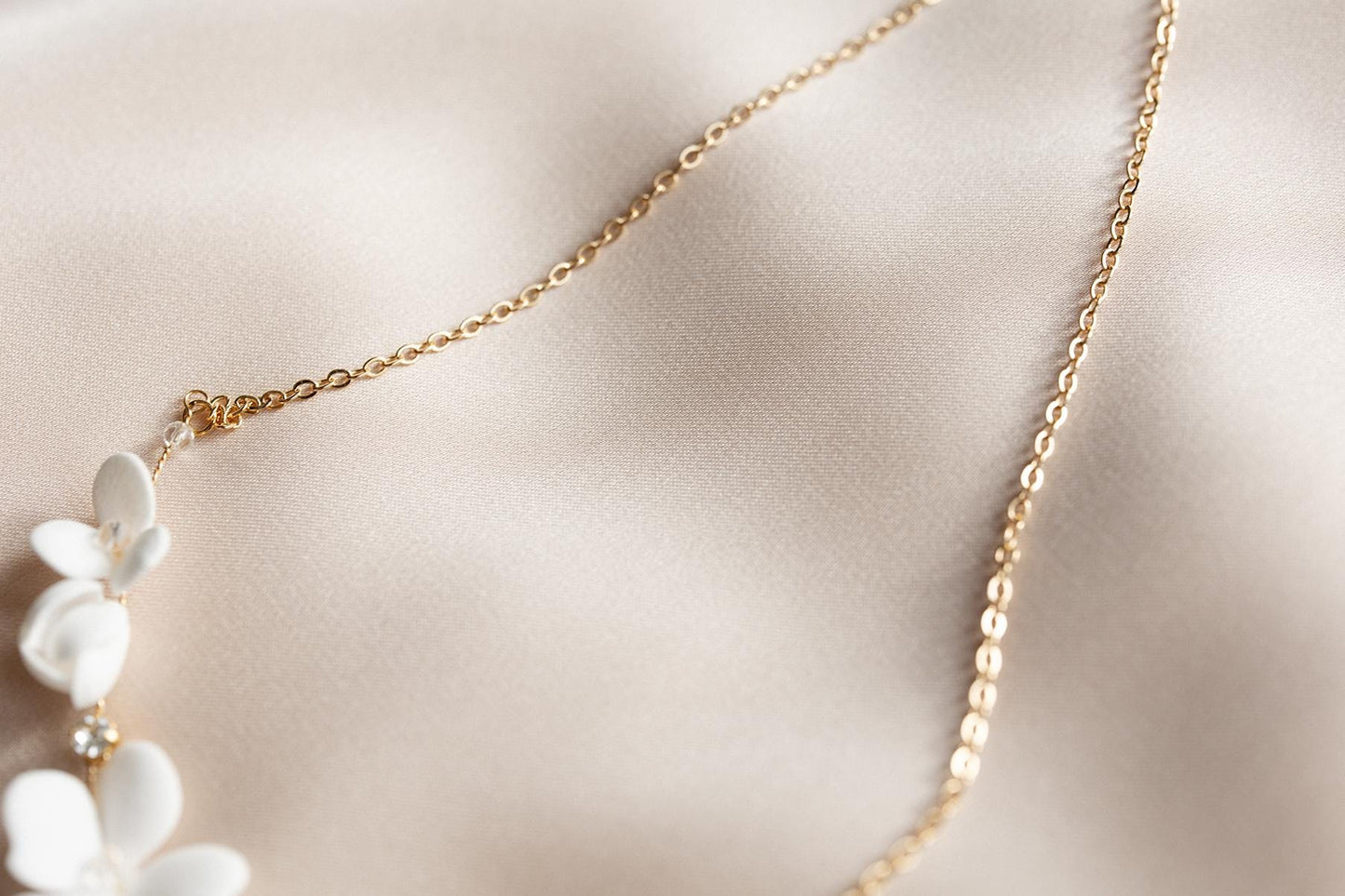 Nicoletta – Romantische Hochzeitskette mit Blumen und Strasssteinen