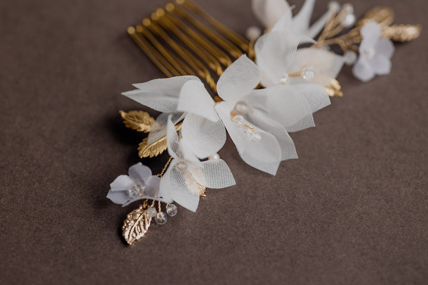 Sofia - Hochzeitshaarkamm mit Seidenblumen und Blättern