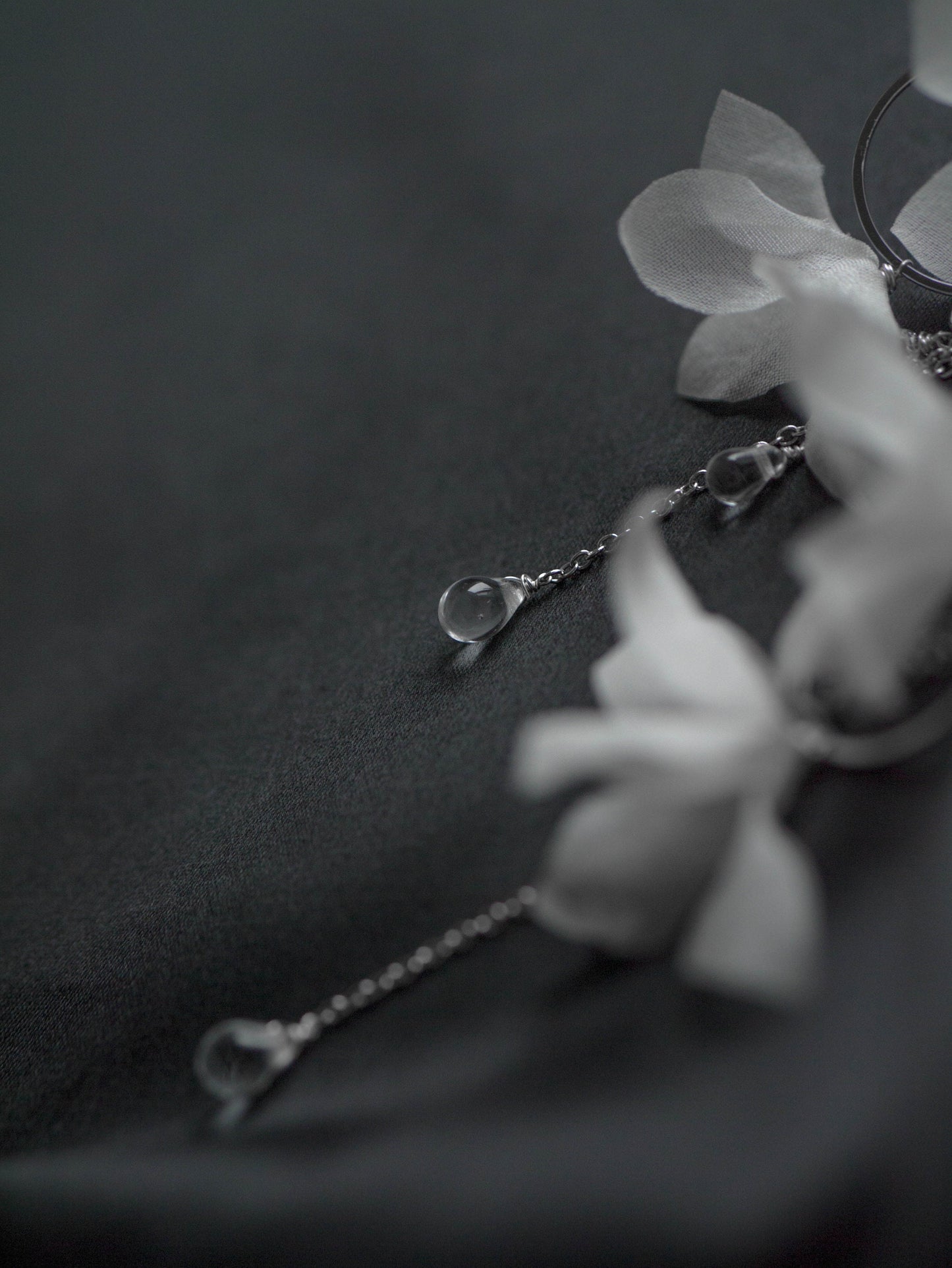 Helen Mist – Hochzeitsohrringe mit Seidenblumen