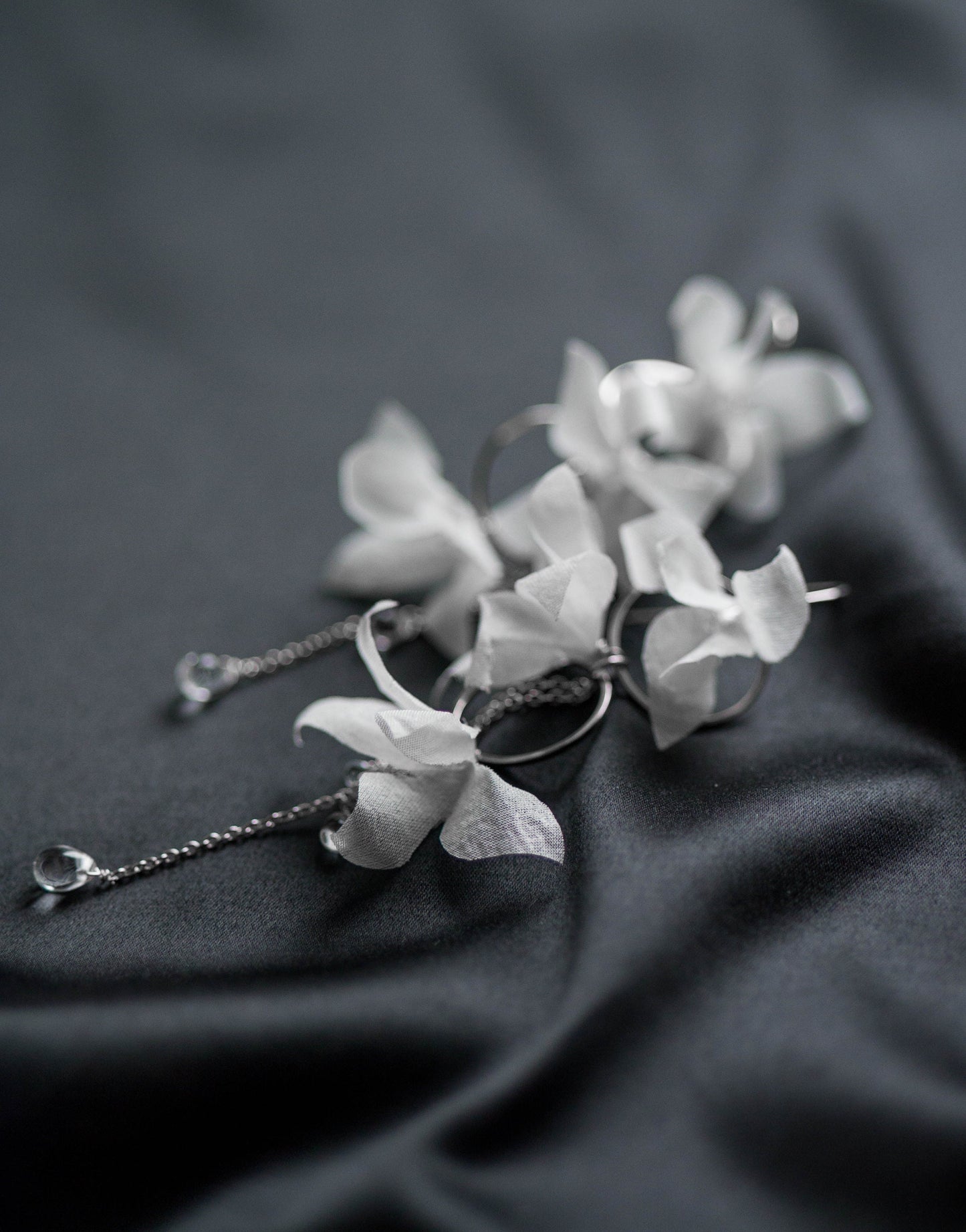 Helen Mist – Hochzeitsohrringe mit Seidenblumen